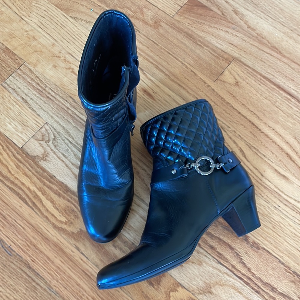 Super comfy Munro black boots.